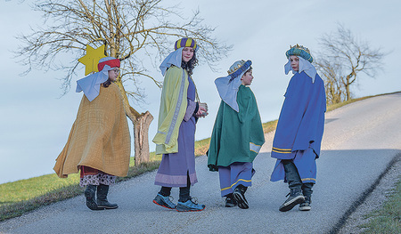 Sternsingen als Familienangelegenheit: Familie Geistberger stellt eine der Gruppen in Kirchdorf: Katharina (Sternträgerin), ihr Bruder Lukas (grüner Umhang) sowie ihre Cousine Johanna und Cousin Sebastian (blauer Umhang).