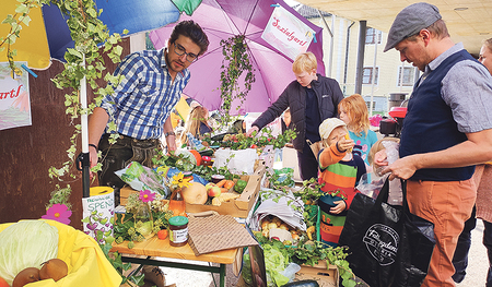 Viele Mitfeiernde des Erntedankfests freuten sich über die bunte Vielfalt der Früchte.   