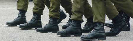 Angelobung beim oesterreichischen Bundesheer Bundesheerangelobung ,Milit?rangelobung, Militaerangelobung, Disziplin, streng, Ordnung, Haltung, Soldaten,  Gemeinschaft, Linie, Gleichheit, gleich, Schuhe, Stiefel, Gleichschritt, einheitlich, Gleichhe