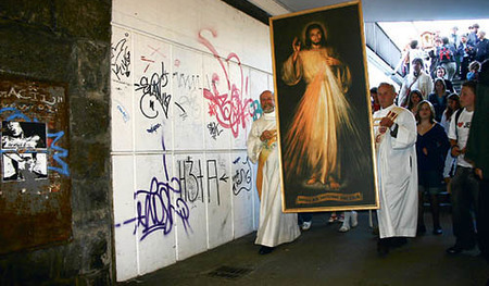 Sonntag der Barmherzigkeit, Herz-Jesu-Kirche Linz, Prozession mit dem Bild des barmherzigen Jesus zur Karmelitenkirche