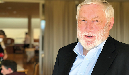 Franz Fischler, EU-Kommissar a. D., hält politische Gewaltfreiheit unter bestimmten Voraussetzungen für möglich, aber im aktuellen Konflikt schwer umsetzbar.   