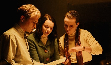 Hans Scholl (Max Hubacher), Sophie Scholl (Luna Wedler) und Alexander Schmorell (David Hugo Schmitz) besprechen die Flugblattproduktion im Atelier. - Ein Foto aus dem Instagram-Projekt.