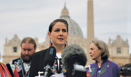 Cassidy Caron, Präsidentin des Métis National Council, spricht am Petersplatz zur Presse.