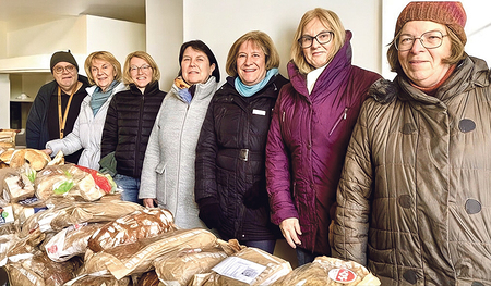 Maria Scholl (Mitte) und Pfarrer Franz Zeiger (links) mit dem Team der Helferinnen.    