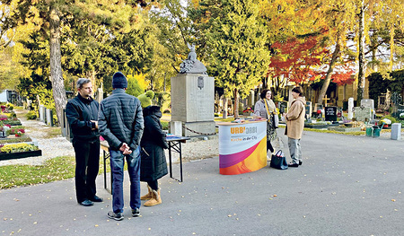 Seelsorgende im Gespräch am Linzer Barbarafriedhof.   