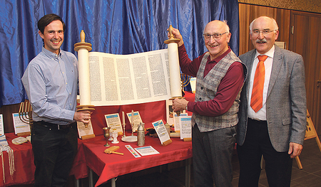 Die Bibelausstellung geht weiter auf Wanderschaft: Bibelwerks-Leiter Franz Kogler (re.) mit dem langjährigen Organisator Helmut Tschautscher (Mitte) und Reinhard Stiksel (li.), der die Belange der Ausstellung heute in der Hand hat.  