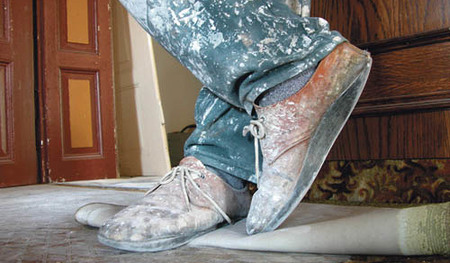 Schuhe eines Malers  [ (c) www.BilderBox.com, Erwin Wodicka, A-4063 Breitbrunn, Tel. +43 676 5103 678. Verwendung nur gegen HONORAR, BELEG, URHEBERVERMERK und den AGB?s auf www.bilderbox.com ] in an am um im  auf einer beim Maler Malen Malerarbeiten 
