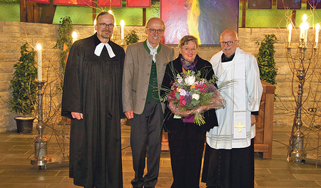 Vor einem Teil des Bilderzyklus  (im Bild von links): Pfarrer Kirsch, August Lemmerer, Karoline Schodterer, Pfarrer Hammerl.   