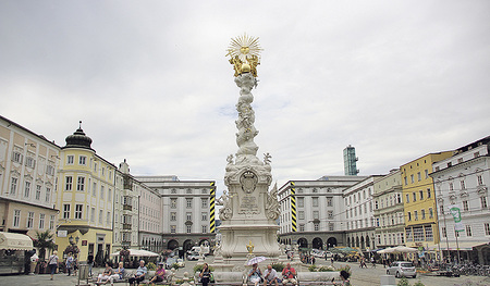 Die Dreifaltigkeitsgruppe auf der Spitze der Säule ist aus feuervergoldetem Kupfer.