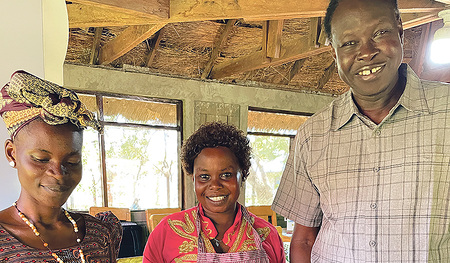 Betram Kuol (rechts im Bild) sieht in der Marmeladenproduktion große Chancen.