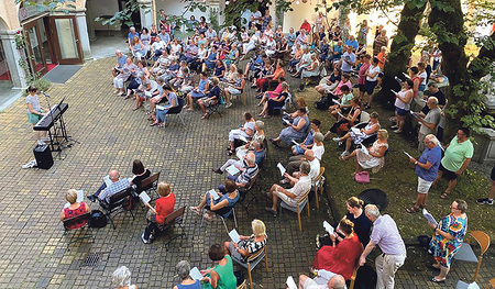 Offenes Singen im Freien. Der OÖ.Chorverband hat erfolgreich zum Singen eingeladen. Eine Station der Chorsingwoche des Kirchenmusikreferats war das Bildungshaus Puchberg. 