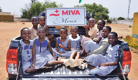 Die MIVA-Autos ermöglichen Kindern oftmals den Schulbesuch.   