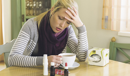 Wer krank ist, soll zuhause bleiben. Nicht zuletzt, um die Kolleg/innen nicht anzustecken.   adobe/gina sanders