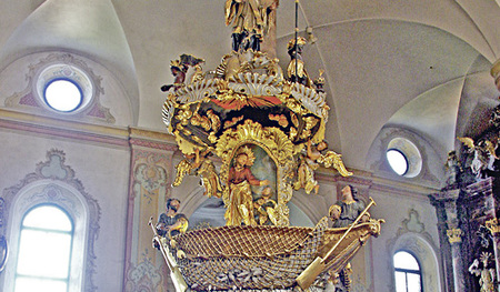 Die Fischerkanzel von Traunkirchen: Der Schalldeckel zeigt den heiligen Franz Xaver. Der Jesuit hat als Missionar in Ostasien Pionierabeit geleistet.    