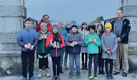 Die Ministrant/innen aus Freistadt präsentieren ihre bemalten Grabkerzen.