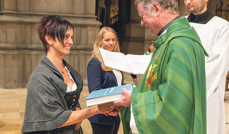 Sabina Eder, Dekanatsassistentin und Pastoralassistentin im Dekanat Ostermiething, erhielt wie alle Gesendeten Dekret und Bibel vom Bischof.   