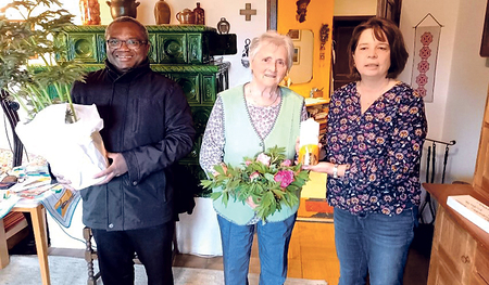 Pfarrer Antony Echechi und PGR-Obfrau Rita Prunthaller gratulierten der Jubilarin.    