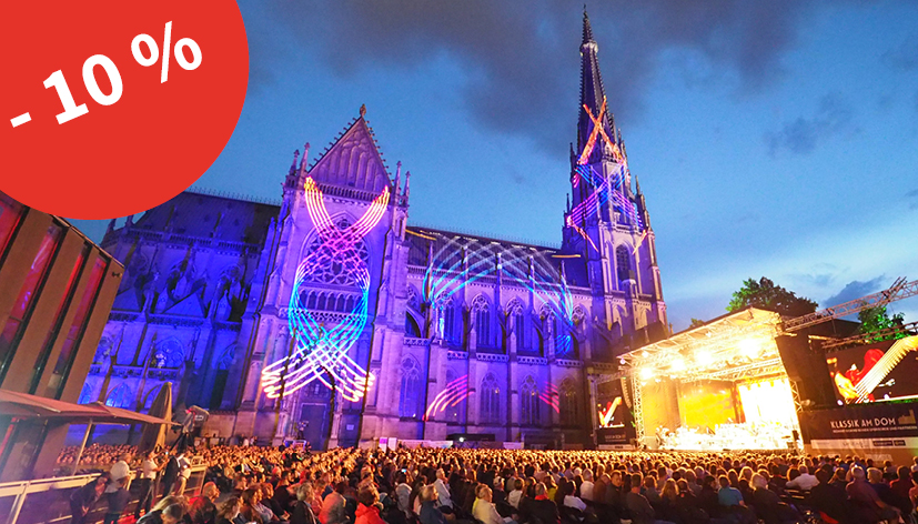 Mariendom Linz bunt beleuchtet bei 'Klassik am Dom'