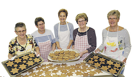 Jeder Stern ein Besuch. Frauen des Besuchsdienstes der Pfarre Ebensee haben die Vorbereitungen für ihre Adventbesuche bereits getroffen. Die Sterne müssen nur noch verziert werden. 