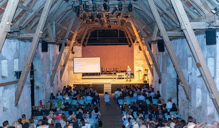 Volle Theaterscheune im Stift Wilhering