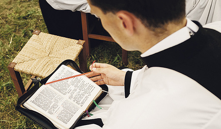 Die Zahl an Priesteramtskandidaten in Deutschland sinkt. 