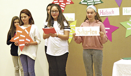 Die Mitarbeit von Schüler/innen bei den Feiern – wie hier in Schloss Hartheim – ist für Erna Putz ein Hoffnungszeichen.   