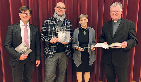 Die Herausgeber/innen  Bernhard Zopf, Thomas Schlager-Weidinger und Monika Würthinger mit Bischof Manfred Scheuer. Nicht am Bild: Andreas Schmoller   