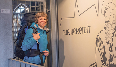 Birgit Kubik eröffnet nach den Bauarbeiten im Turm die Saison der Turmeremit/innen.    