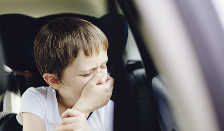 Übelkeit im Auto trifft meist Kinder auf dem Rücksitz.  