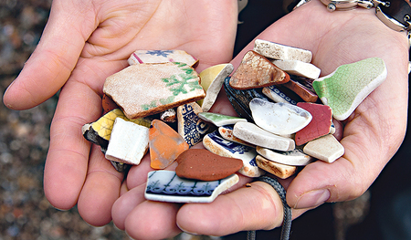 Scherben als Symbol für das, was im Leben zu Bruch geht und Wunden verursacht.  