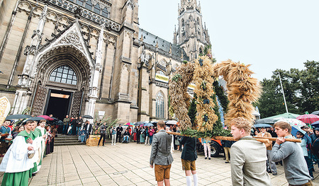 Der festliche Einzug in den Mariendom mit der Erntekrone (Bild aus dem Jahr 2022)
