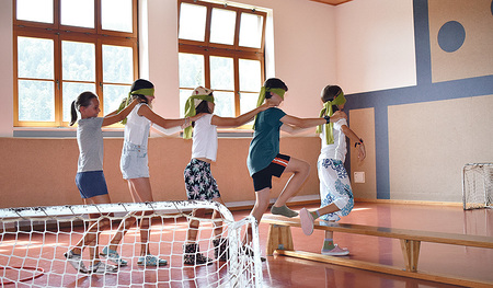In der Minigemeinschaft können die Kinder einander vertrauen – auch beim blinden Durchlaufen eines Parcours.  