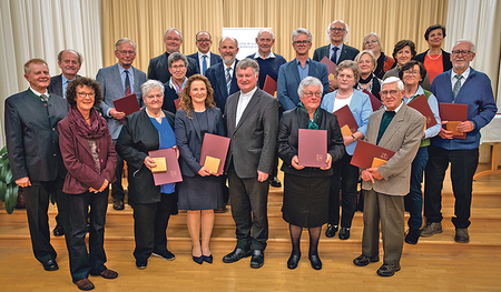 Die Geehrten mit Bischof Manfred Scheuer und Vertreter:innen der Diözesanleitung   