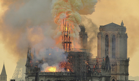 In der Pariser Kathedrale Notre-Dame bricht Feuer aus.  