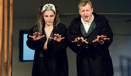 Bruckners Affe: eine Traumvision wird zum Bühnenstück. Im Bild: Daniel Morales Pérez als Affe, Matthäus Schmidlechner als Bruckner im mittleren Alter. 