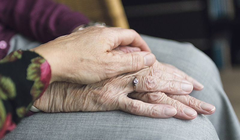 Pixabay.com/ Sabine van Erp Mitten unter uns – in jedem Menschen, der unsere Hilfe braucht, wartet Gott auf uns.