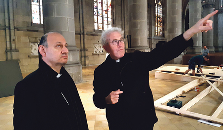 Bischofsvikar Johann Hintermaier (rechts) führt Bischof Felix Al-Shabi aus dem Nordirak durch den Mariendom.  