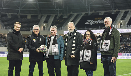 Bei der Stadionsegnung (von rechts): Dechant Christian Zoidl, Pfarrassistentin Monika Weilguni, Bischofsvikar Willi Vieböck, Bischof Manfred Scheuer, LASK-Generalsekretär Gernot Fellinger und Zeremoniar Ivan Brkić.   