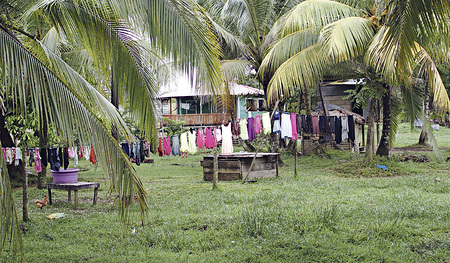 Heute ist auch Waschtag im Dorf. Nicaragua liegt zwischen Atlantischem und Pazifischem Ozean in Mittelamerika. 