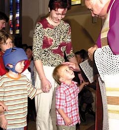 50 Jahre Pfarre Micheldorf; Feier mit Bischof Maximilian:Kindersegnung - Besuch im Behindertenzentrum Sch?n - Firmung - Festmesse