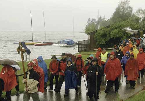 Insgesamt 63 Personen aus 16 Pfarren davon 8 Kinder beteiligten sich heuer bei der 21ten Fu?wallfahrt der Waldzeller nach St Wolfgang vom 14 bis 16 Mai was f?r alle Pilger wieder zu einem eindrucksvollen Erlebnis wurde das die Strapazen vergessen lie