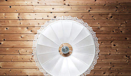 „Marius lag auf dem Boden und starrte an die Holzdecke.“ 