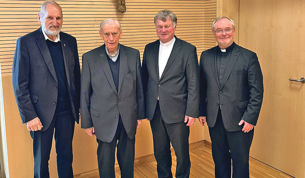 Altbischof Ludwig Schwarz (2. von links) freute sich über den Besuch von Dompropst Willi Vieböck, Bischof Manfred Scheuer und Generalvikar Severin Lederhilger (von links).