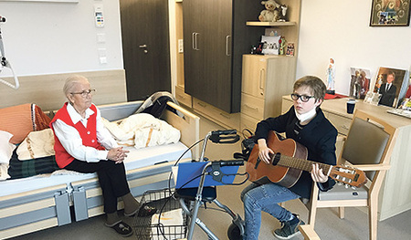 Miteinander beten und singen kann Demenzkranke stärken. 