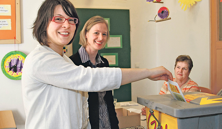 Urnengang in den Pfarren:  ein Bild aus Regau von der PGR-Wahl 2012.    