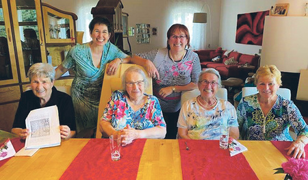 Familientreffen: Die Cousinen Karoline Gintens­torfer, Elfriede Dallinger, Maria Mayr und Erni Mathy (von links nach rechts); stehend vertreten Martina Signer und Maria Schatzberger die nächste Generation. 
