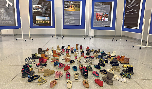 Ausstellung in der HLW Steyr zum Gedenken an die Greueltaten während des Bosnienkrieges. Die Schuhe erinnern an die getöteten Kinder.
