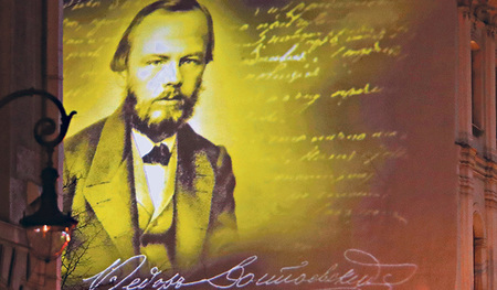Das Portrait des russischen Schriftstellers Dostojewski als Projektion auf einem Haus in St. Petersburg, in dem er seine letzten Jahre verbrachte. 