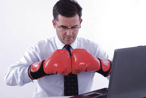 Gesch?ftsmann, 50+, mit Boxhandschuhen am Arbeitsplatz - business boxer