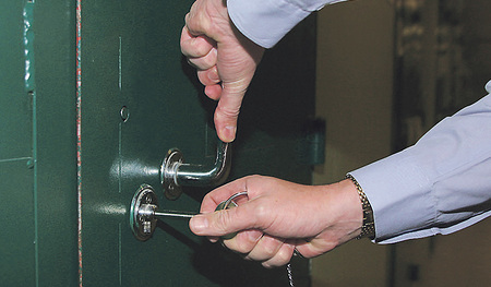 Aufschließen in einer Justizanstalt.    